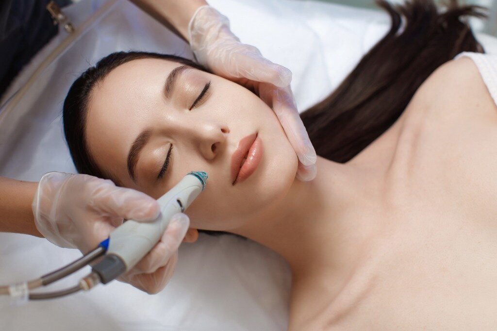 پاکسازی صورت با دستگاه هیدرودرم